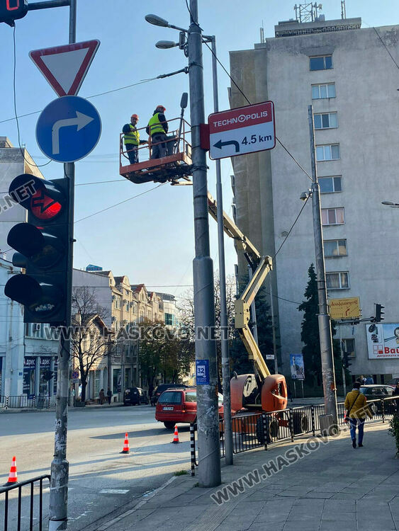 Продължава работата по икономичното улично осветление в Хасково