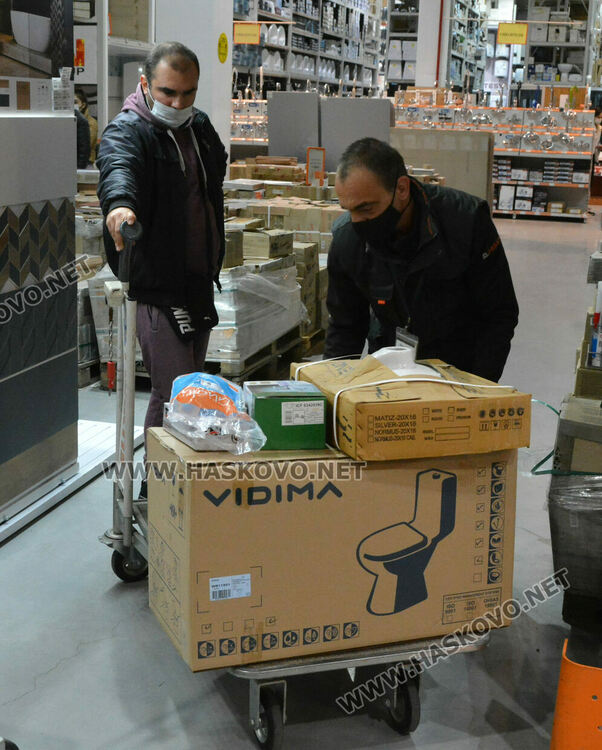 Черният петък подрани: голямото пазаруване започна при строги мерки и изнесени мостри