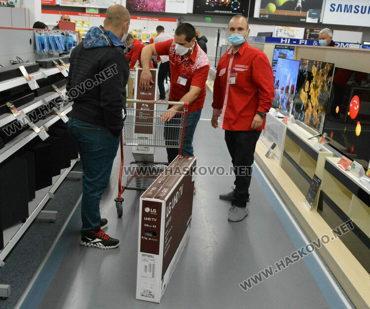 Черният петък подрани: голямото пазаруване започна при строги мерки и изнесени мостри