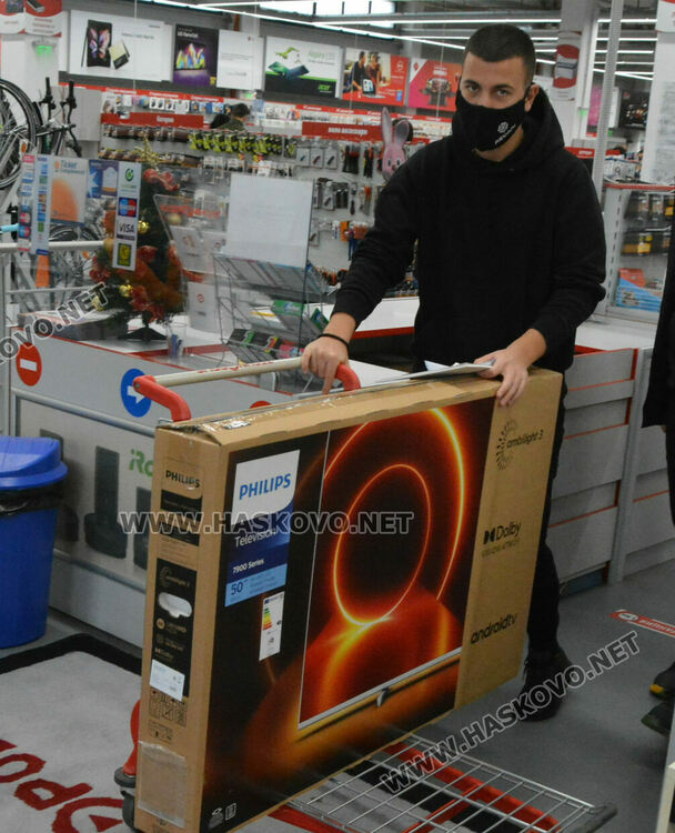 Черният петък подрани: голямото пазаруване започна при строги мерки и изнесени мостри