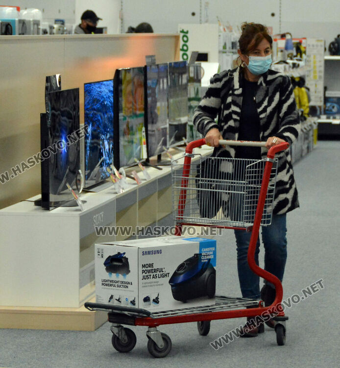 Черният петък подрани: голямото пазаруване започна при строги мерки и изнесени мостри