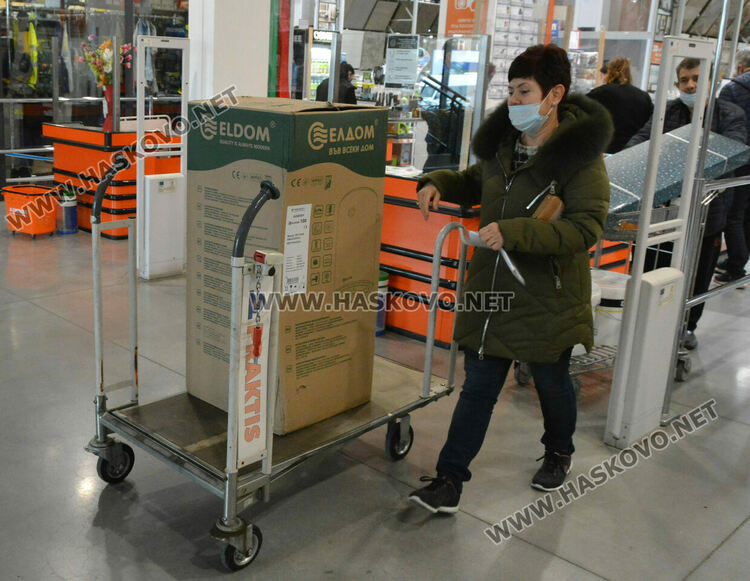 Черният петък подрани: голямото пазаруване започна при строги мерки и изнесени мостри