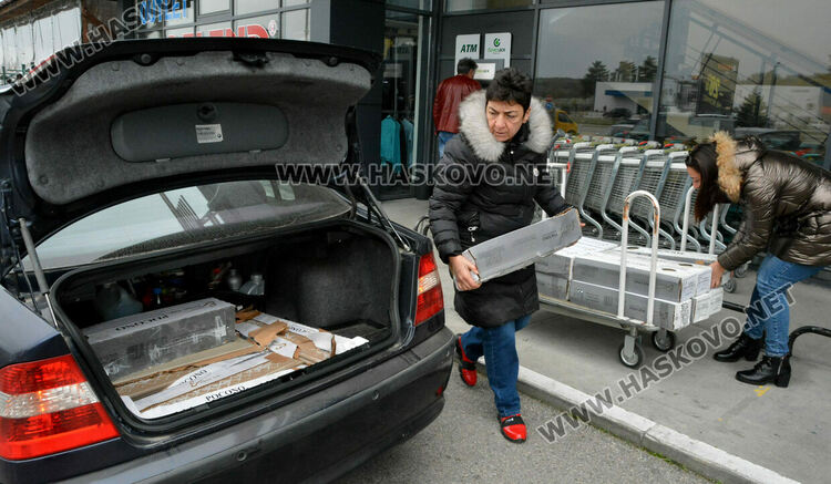 Черният петък подрани: голямото пазаруване започна при строги мерки и изнесени мостри