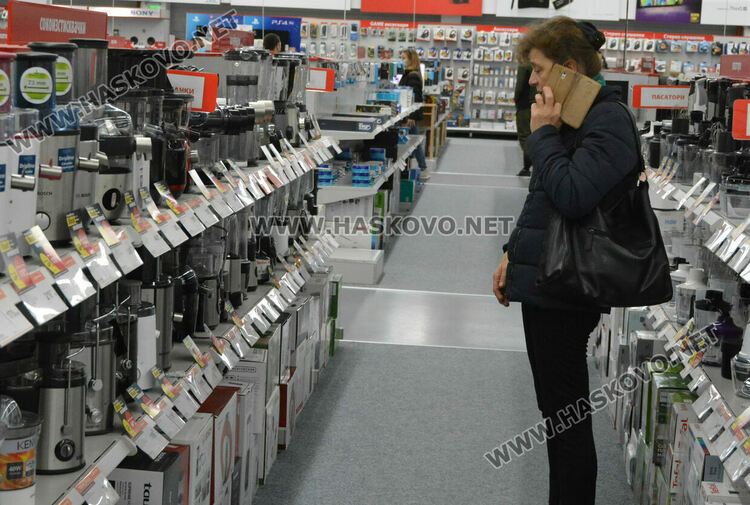 Черният петък подрани: голямото пазаруване започна при строги мерки и изнесени мостри