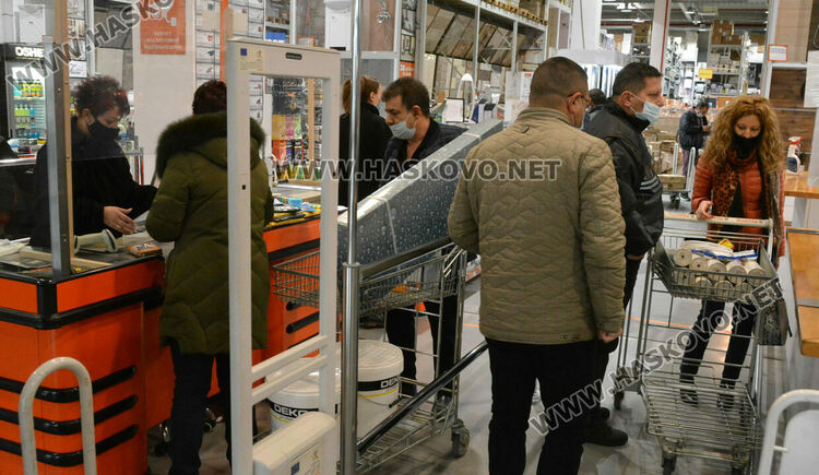 Черният петък подрани: голямото пазаруване започна при строги мерки и изнесени мостри
