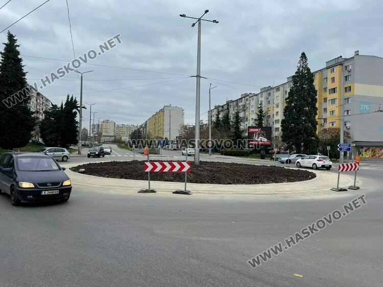 Кръговото по бул.“Васил Левски“ и ул.“Ком“, до ВиК вече е готово