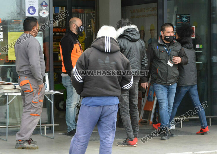 Черният петък подрани: голямото пазаруване започна при строги мерки и изнесени мостри