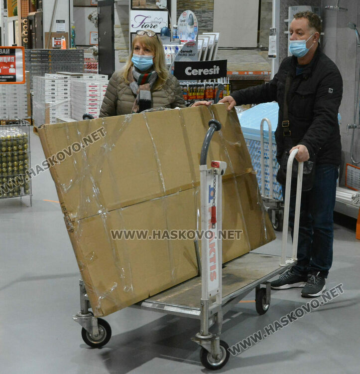 Черният петък подрани: голямото пазаруване започна при строги мерки и изнесени мостри