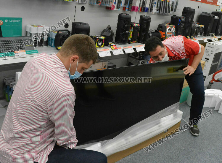 Черният петък подрани: голямото пазаруване започна при строги мерки и изнесени мостри