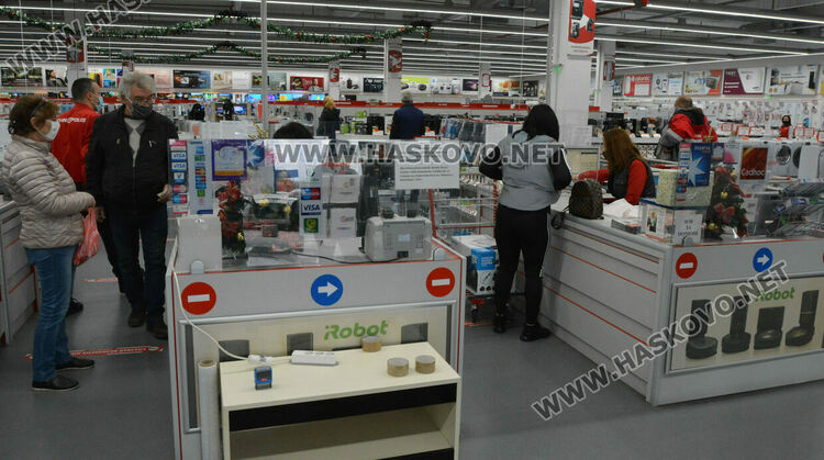 Черният петък подрани: голямото пазаруване започна при строги мерки и изнесени мостри