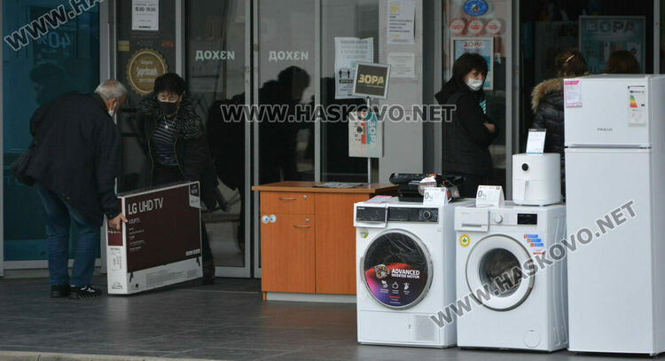 Черният петък подрани: голямото пазаруване започна при строги мерки и изнесени мостри