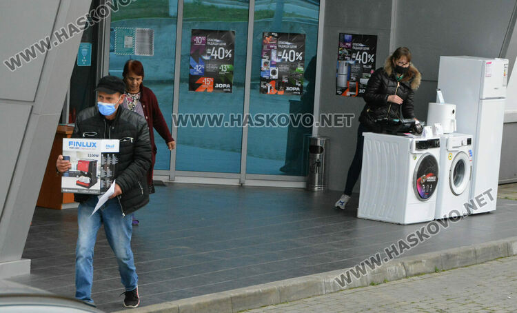 Черният петък подрани: голямото пазаруване започна при строги мерки и изнесени мостри