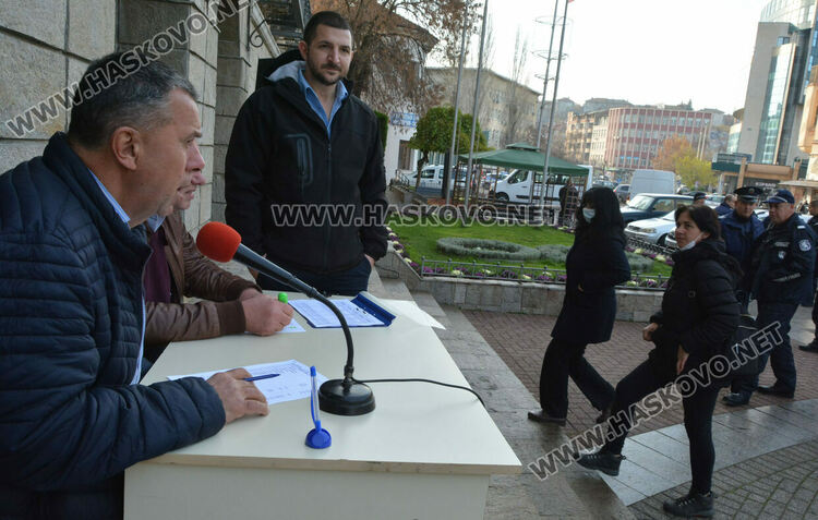 Секционните комисии получиха бюлетините за президентския балотаж, рано сутринта пристигнаха и машините