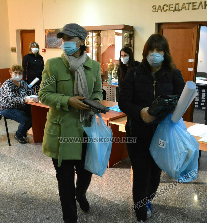 Секционните комисии получиха бюлетините за президентския балотаж, рано сутринта пристигнаха и машините