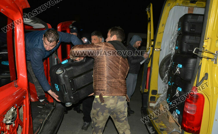 Секционните комисии получиха бюлетините за президентския балотаж, рано сутринта пристигнаха и машините