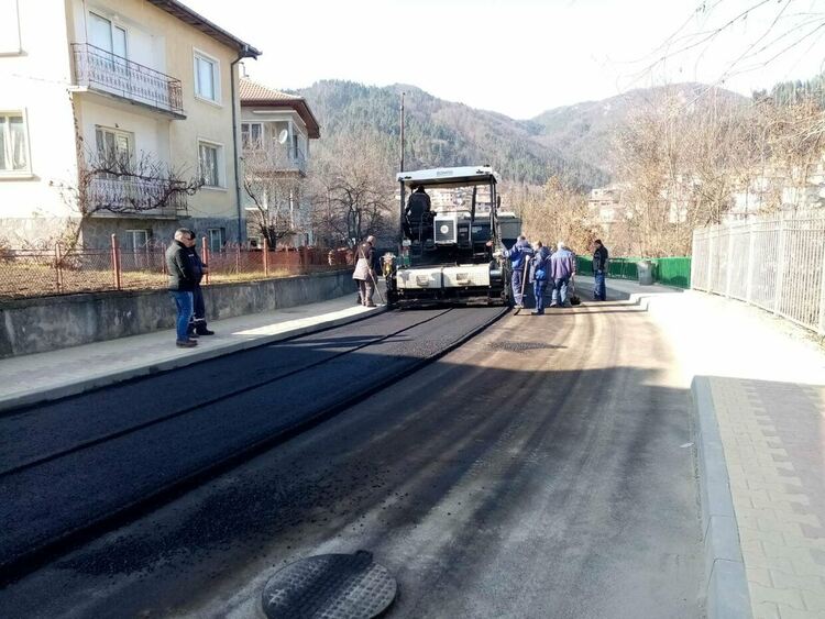 Асфалтират главната улица на Рудозем