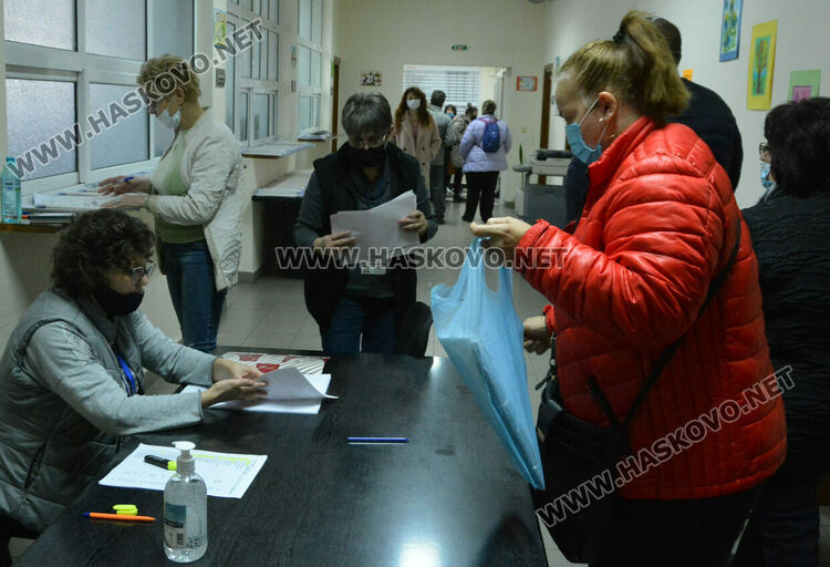 Секционните комисии получиха бюлетините за президентския балотаж, рано сутринта пристигнаха и машините