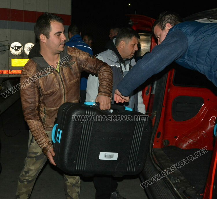 Секционните комисии получиха бюлетините за президентския балотаж, рано сутринта пристигнаха и машините