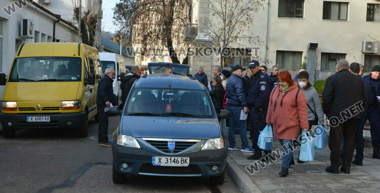 Секционните комисии получиха бюлетините за президентския балотаж, рано сутринта пристигнаха и машините