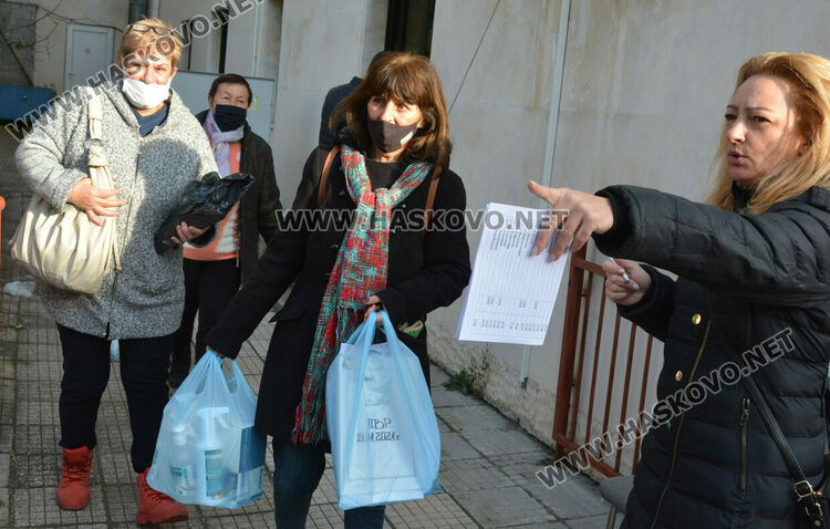 Секционните комисии получиха бюлетините за президентския балотаж, рано сутринта пристигнаха и машините