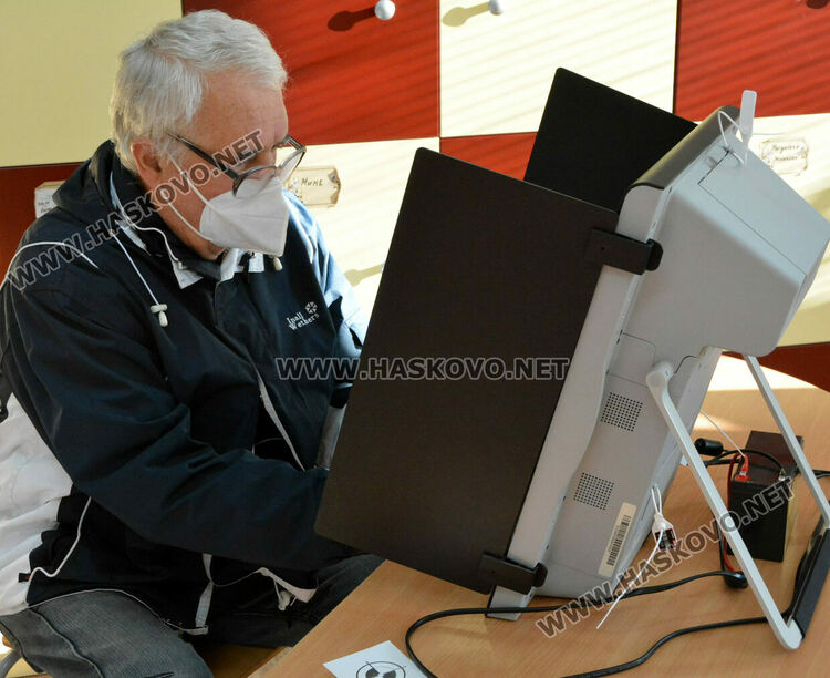 232 337 избиратели в Хасковска област гласуват на президентския балотаж