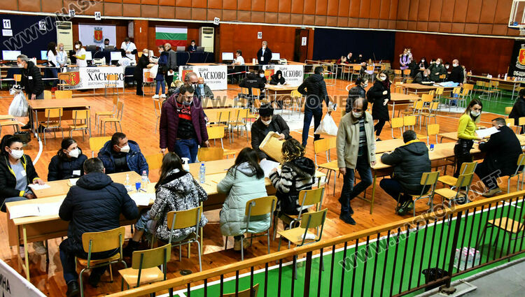 Секционните избирателни комисии предават книжата в РИК