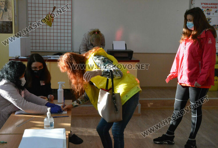 232 337 избиратели в Хасковска област гласуват на президентския балотаж