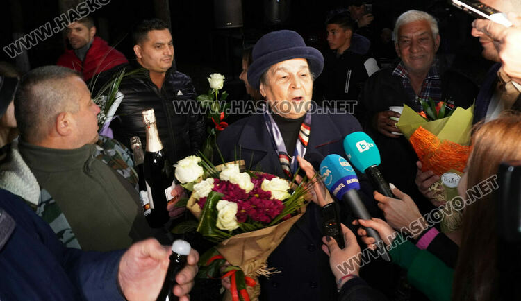 В родното село на Радев посрещнаха победата му с химна, трибагреника и заря