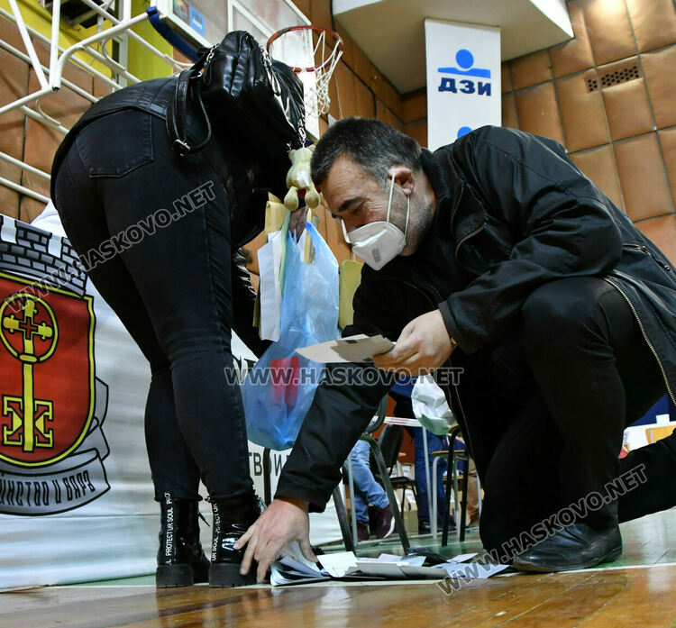 Секционните избирателни комисии предават книжата в РИК