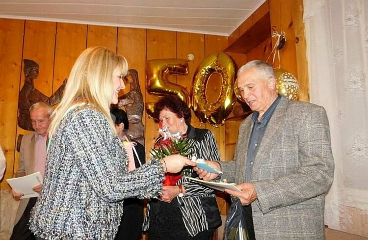 В предишни години златните сватби се отбелязваха с тържество. Снимката е архив