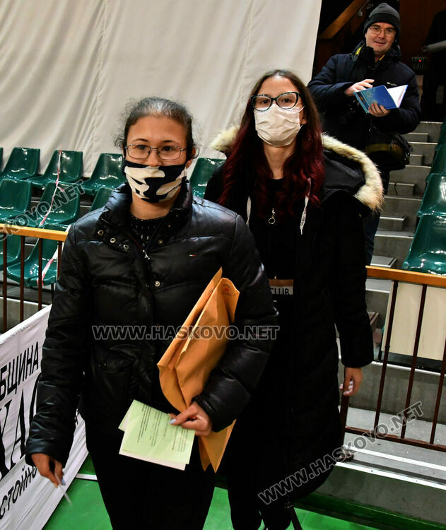 Секционните избирателни комисии предават книжата в РИК