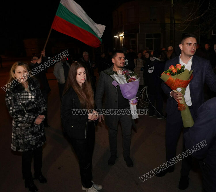 В родното село на Радев посрещнаха победата му с химна, трибагреника и заря