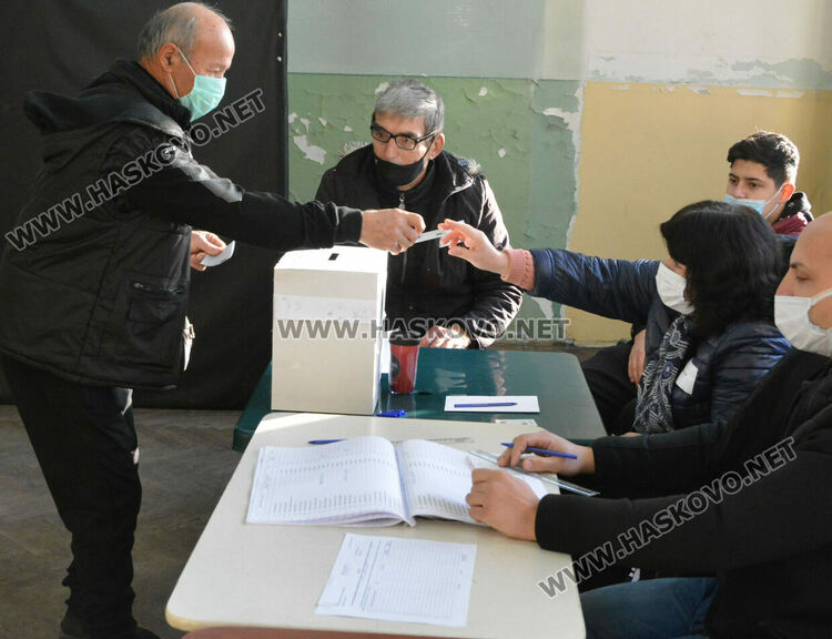 232 337 избиратели в Хасковска област гласуват на президентския балотаж