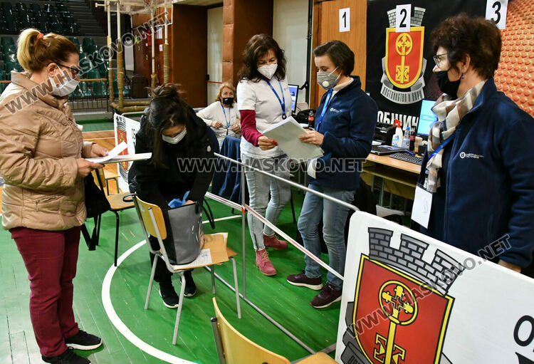 Секционните избирателни комисии предават книжата в РИК