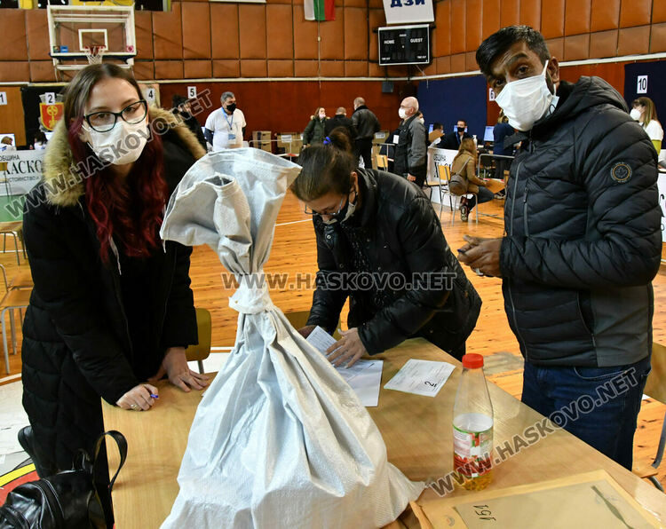 Секционните избирателни комисии предават книжата в РИК