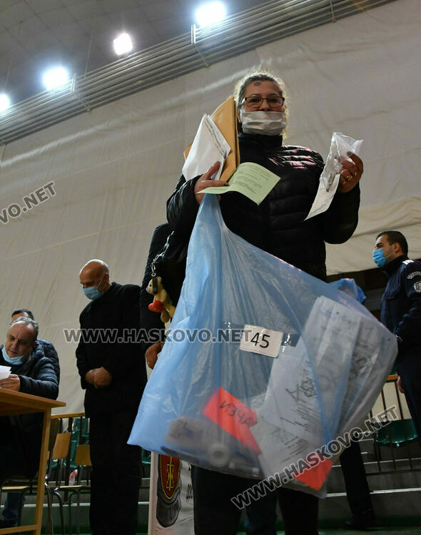 Секционните избирателни комисии предават книжата в РИК