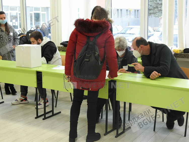 12,94% е избирателната активност в областта към 16,00 часа