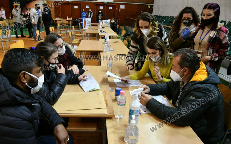 Секционните избирателни комисии предават книжата в РИК