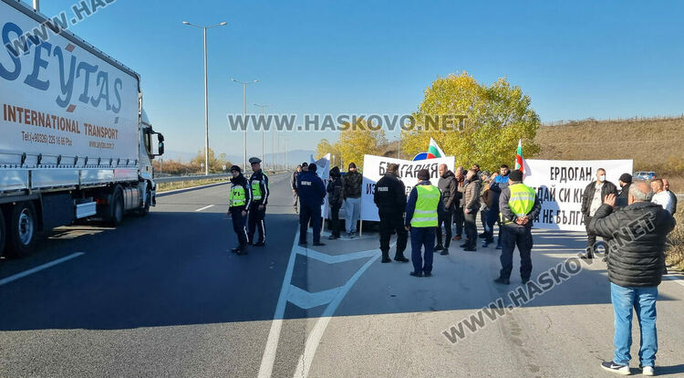 Отвориха пътя от границата с Турция, поканиха на плаца протестиращите