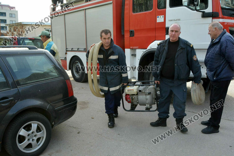 „Екопрогрес“ спука тръба на ВиК. Наводнени паркинг и мазета в „Бадема“