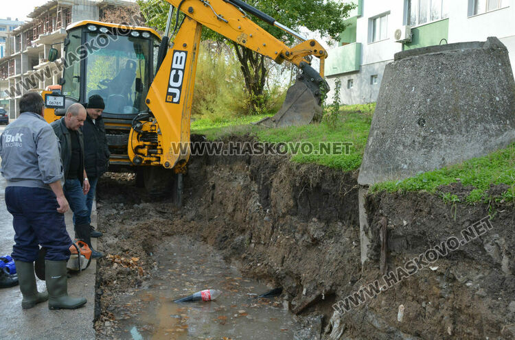 „Екопрогрес“ спука тръба на ВиК. Наводнени паркинг и мазета в „Бадема“