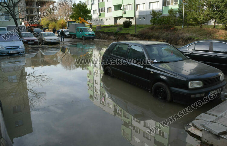 „Екопрогрес“ спука тръба на ВиК. Наводнени паркинг и мазета в „Бадема“