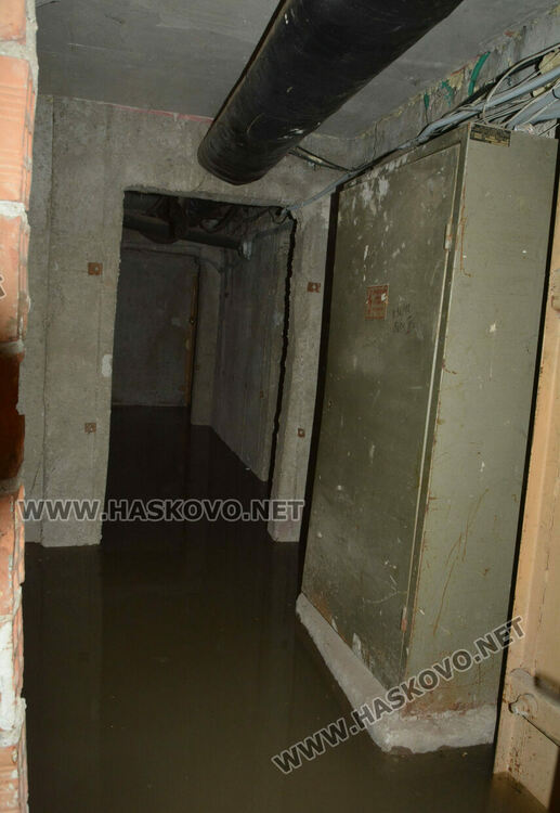 „Екопрогрес“ спука тръба на ВиК. Наводнени паркинг и мазета в „Бадема“