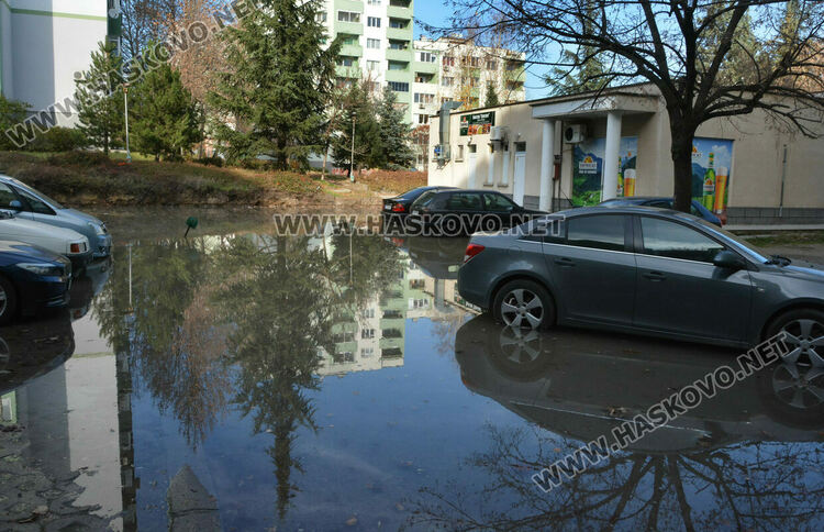 „Екопрогрес“ спука тръба на ВиК. Наводнени паркинг и мазета в „Бадема“
