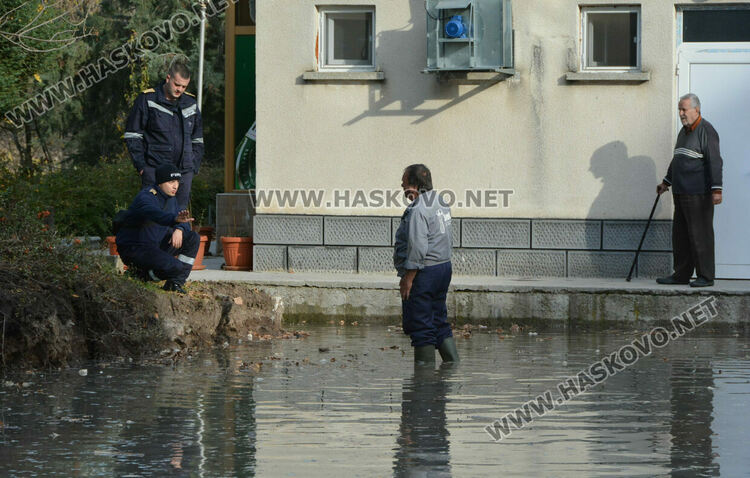 „Екопрогрес“ спука тръба на ВиК. Наводнени паркинг и мазета в „Бадема“