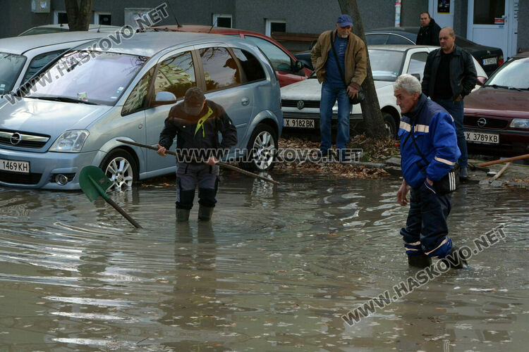 „Екопрогрес“ спука тръба на ВиК. Наводнени паркинг и мазета в „Бадема“