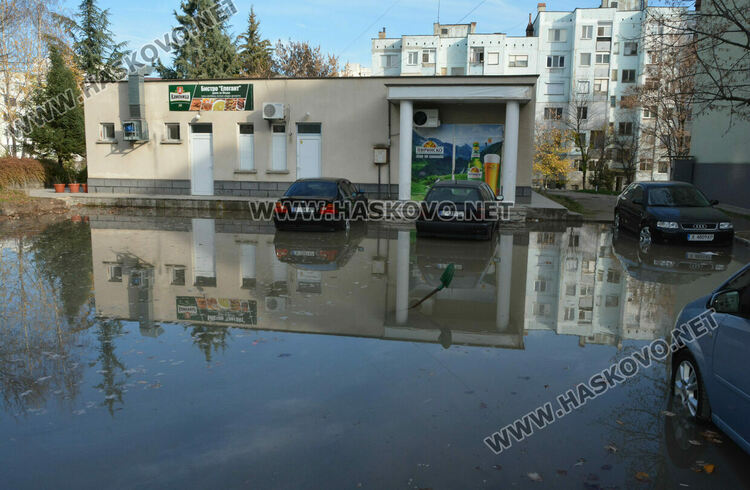 „Екопрогрес“ спука тръба на ВиК. Наводнени паркинг и мазета в „Бадема“