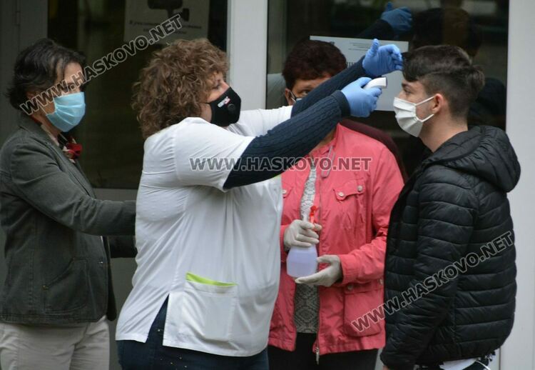 Връщат частично учениците от 5-ти до 12-ти клас от Симеоновград, Хасково и Минерални бани