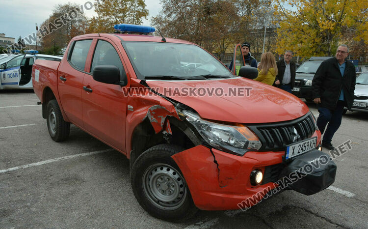 Пожарникар със служебен автомобил блъсна Фолксваген в Хасково