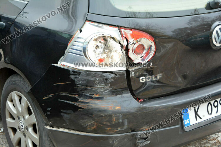 Пожарникар със служебен автомобил блъсна Фолксваген в Хасково